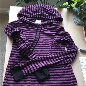 Comfy sweater with long sleeves and thumb holes